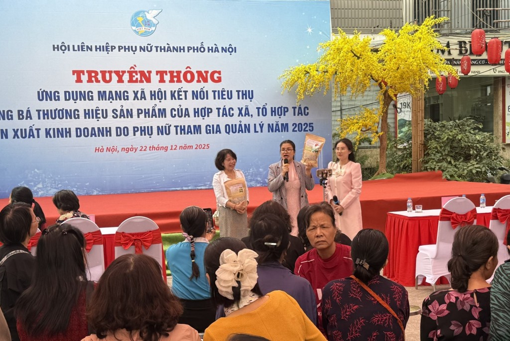 Các doanh nghiệp, hợp tác xã do phụ nữ tham gia quản lý đang thực hành cách giới thiệu, quảng bá sản phẩm trên nền tảng số