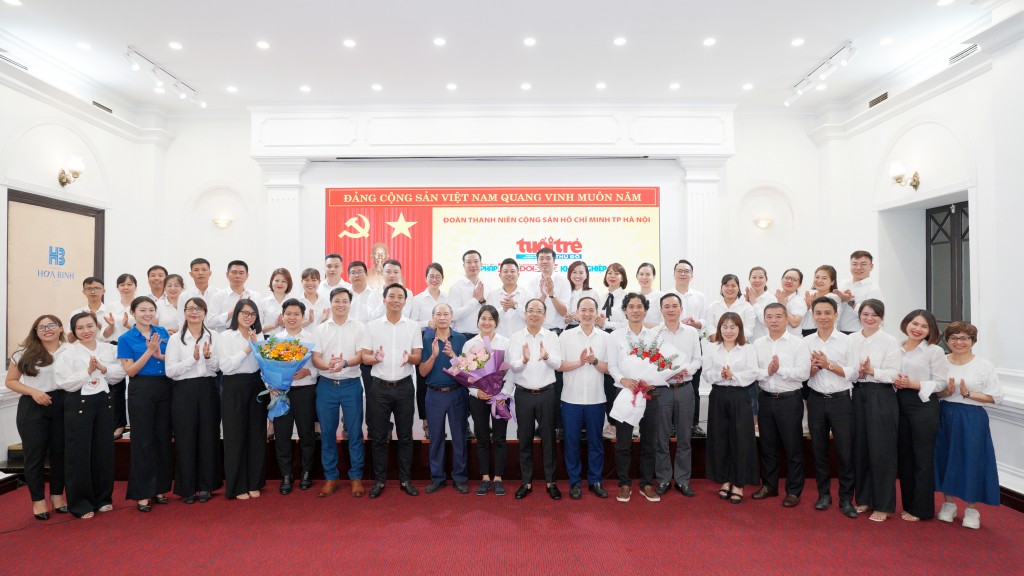 Các đồng chí lãnh đạo Hội Nhà báo Hà Nội, Thành đoàn Hà Nội cùng cán bộ, đảng viên báo Tuổi trẻ Thủ đô