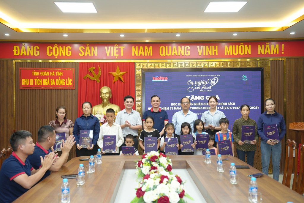 Đoàn công tác Báo Tuổi trẻ Thủ đô trao tặng học bổng tới các học sinh có hoàn cảnh khó khăn tại Hà Tĩnh