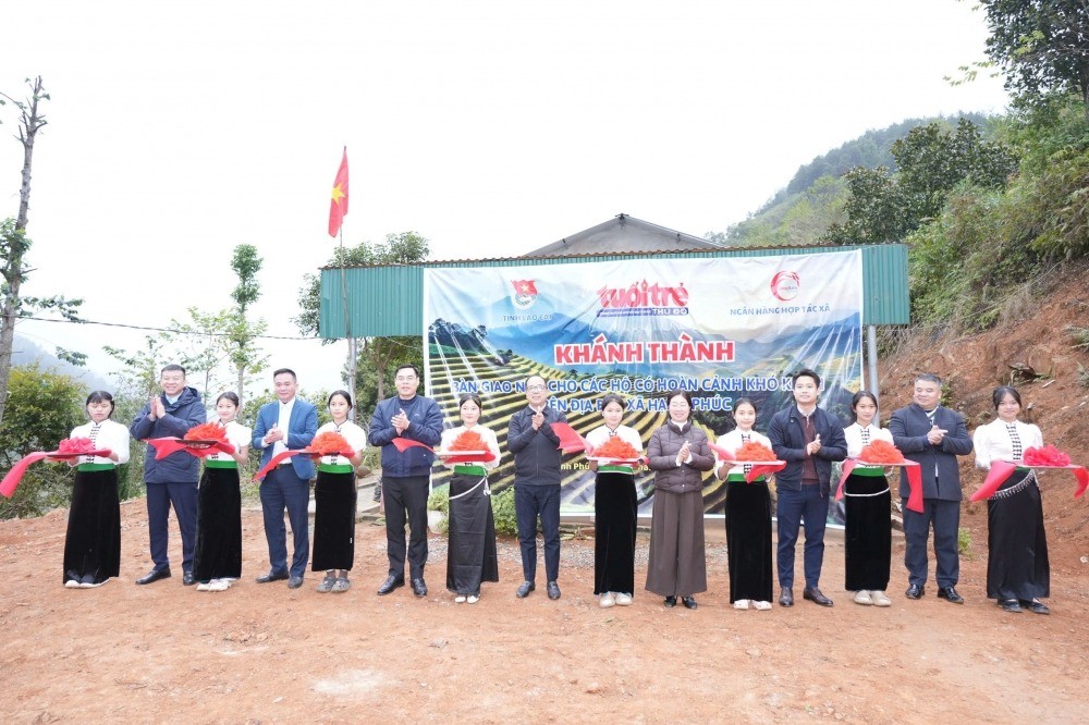 Các đại biểu cắt băng khánh thành nhà cho vợ chồng ông Lò Văn Tân và bà Vũ Thị Xiết tại xã Hạnh Phúc, tỉnh Lào Cai