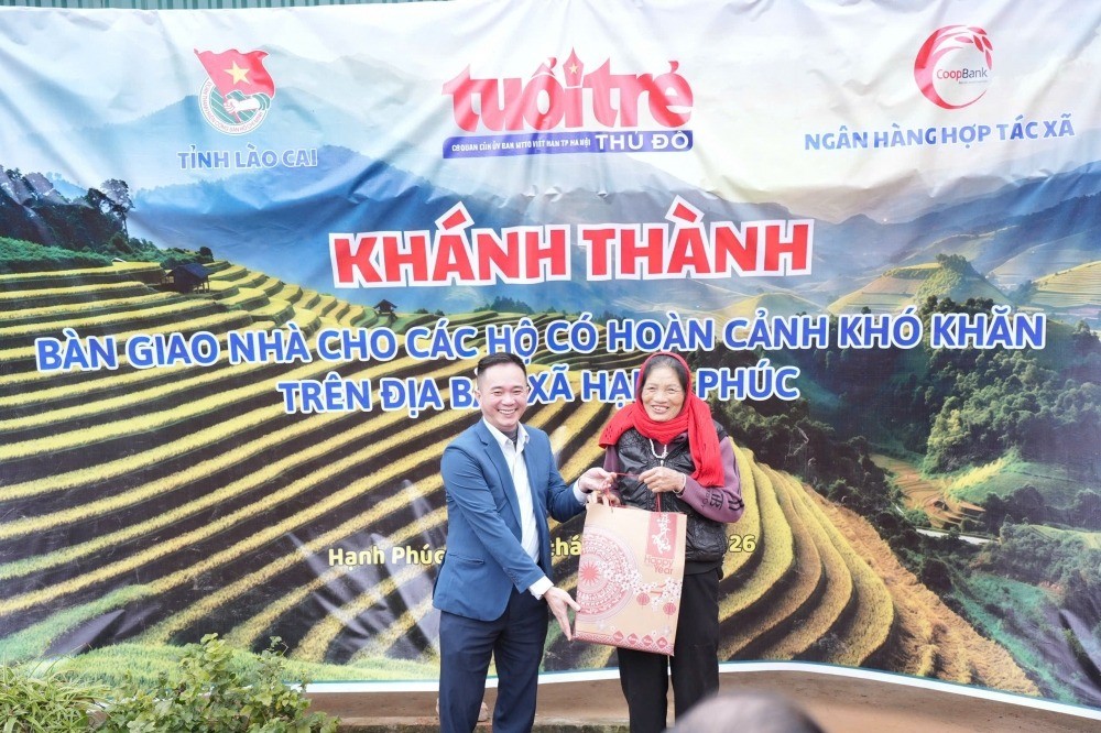 Nhà báo Ngô Vương Tuấn - Phó Tổng Biên tập thay mặt lãnh đạo, cán bộ, phóng viên Báo Tuổi trẻ Thủ đô trao tặng quà Tết cho gia đình bà Vũ Thị Xiết