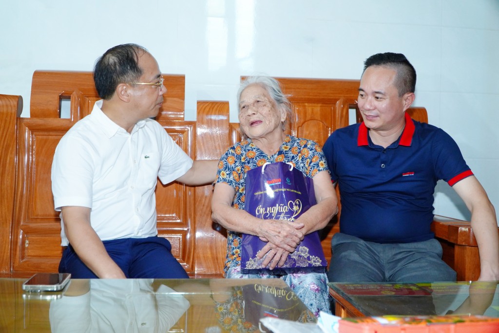 Tổng Biên tập Báo Tuổi trẻ Thủ đô Nguyễn Mạnh Hưng và Phó Tổng Biên tập Ngô Vương Tuấn thăm hỏi Mẹ Việt Nam anh hùng Hoàng Thị Hy (thôn Thượng Thọ, xã Cảnh Hóa, huyện Quảng Trạch, Quảng Bình), có 2 con hy sinh trong cuộc kháng chiến chống Mỹ cứu nước