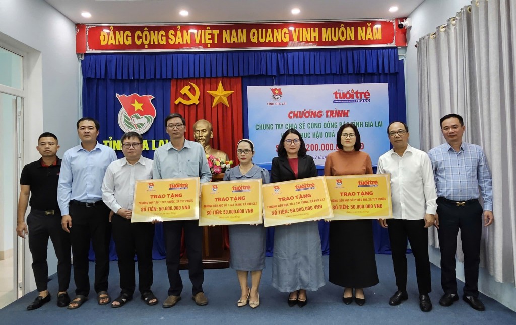 Đoàn công tác của Báo Tuổi trẻ Thủ đô trao tặng 400 triệu đồng cho các trường học trên địa bàn tỉnh Gia Lai bị ảnh hưởng bởi lũ lụt