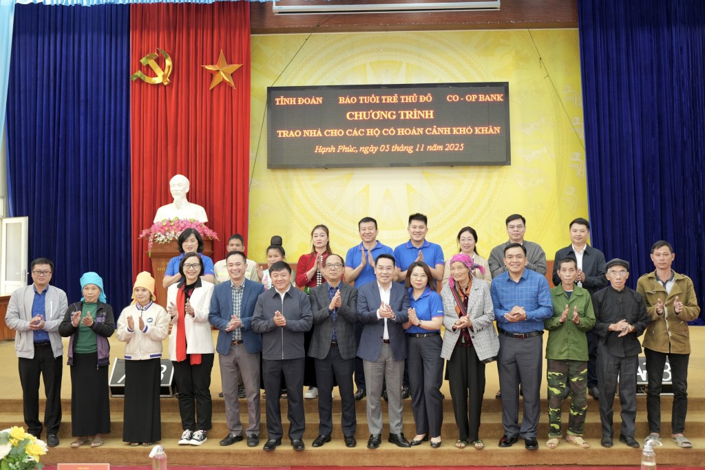 Đoàn công tác Báo Tuổi trẻ Thủ đô và đại diện lãnh đạo tỉnh Lào Cai tại chương trình trao nhà cho các hộ gia đình có hoàn cảnh khó khăn trên địa bàn xã Hạnh Phúc