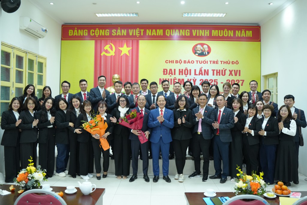 Các đồng chí lãnh đạo và đảng viên tại Đại hội Chi bộ Báo Tuổi trẻ Thủ đô lần thứ XVI nhiệm kỳ 2025 - 2027