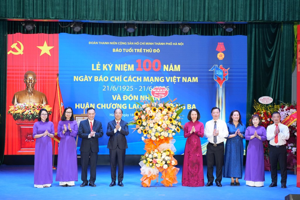 Đồng chí Vũ Thu Hà - Thành ủy viên, Phó Chủ tịch UBND TP Hà Nội; Nguyễn Sỹ Trường, Phó Chủ tịch Thường trực MTTQVN TP; Nguyễn Thị Mai Hương, Phó Giám đốc Sở Văn hóa và Thể thao tặng lẵng hoa tươi thắm của Thành ủy, HĐND, UBND, Ủy ban MTTQ Việt Nam TP đến Báo Tuổi trẻ Thủ đô trong dịp báo đón nhận Huân chương Lao động hạng Ba (ngày 18/6/2025)