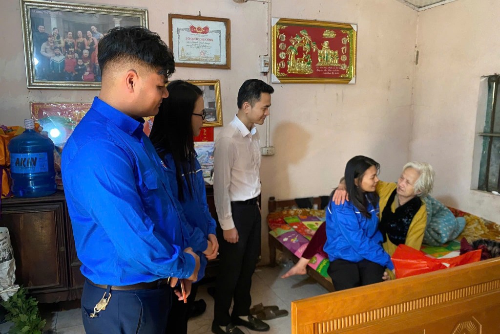Tuổi trẻ xã Đông Anh mang Tết ấm đến từng gia đình khó khăn