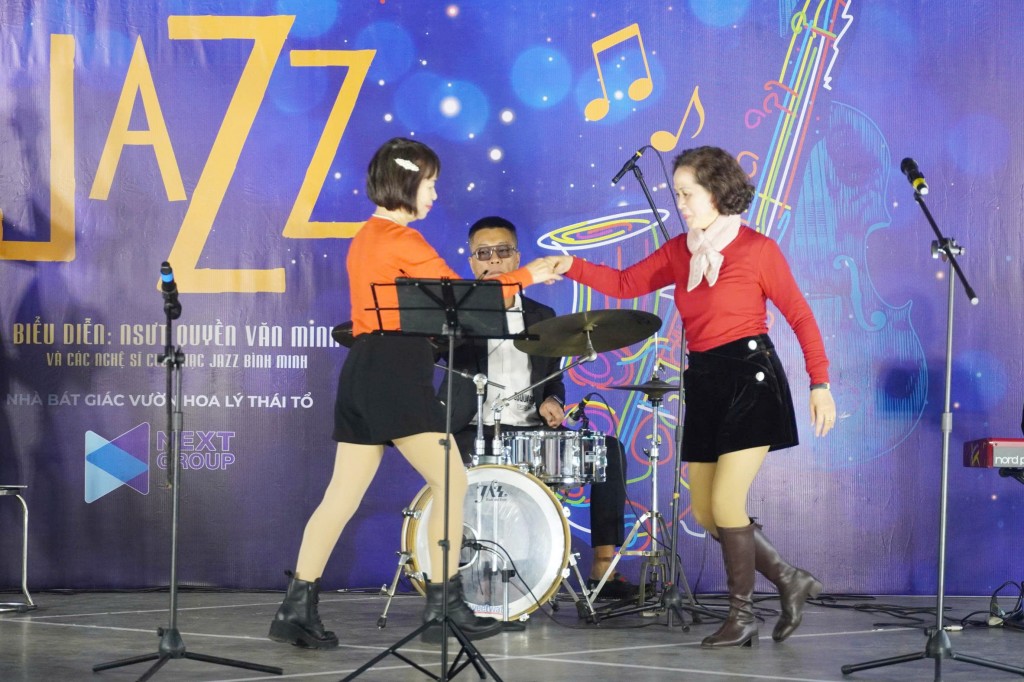 Hai nữ khán giả lên sân khấu biểu diễn cùng ban nhạc