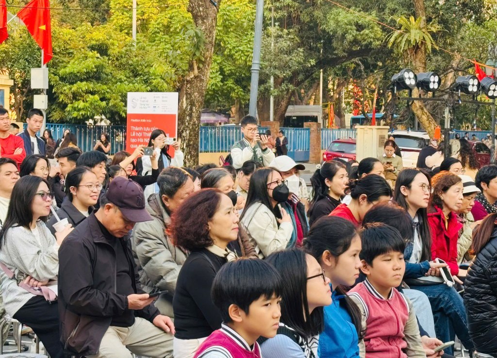 Khán giả chăm chú theo dõi buổi biểu diễn