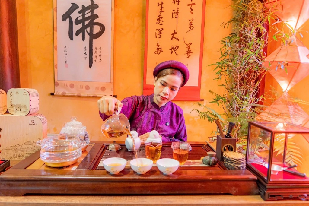 Tái hiện Ngự trà Hoàng cung được tổ chức giữa vườn Thiệu Phương - một trong những Ngự uyển tiêu biểu của triều Nguyễn 