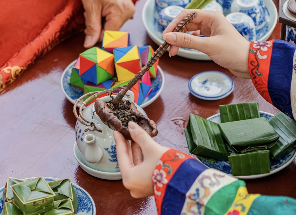 Đến Huế, du khách hãy một lần ngắm hoa ngô đồng trong nắng sớm hay thưởng thức chén trà ngát hương sen trong Hoàng cung Huế