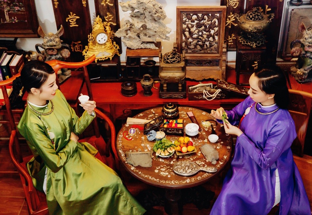 Những ngày Tết tại Huế không thể thiếu tách trà thơm nóng đặt trên mâm cúng hay trong buổi tiếp khách kèm các món mứt cung đình