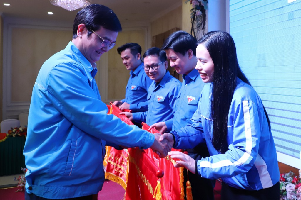 Ủy viên Trung ương Đảng, Phó Chủ tịch Trung ương MTTQ Việt Nam, Bí thư Thứ nhất Trung ương Đoàn Bùi Quang Huy trao tặng cờ thi đua đến các đơn vị xuất sắc trong công tác Đoàn năm 2025