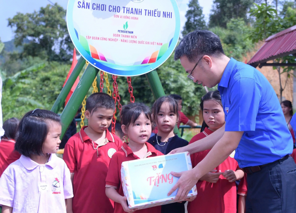 Bí thư Trung ương Đoàn, Chủ tịch Hội Liên hiệp Thanh niên Việt Nam Nguyễn Tường Lâm tặng quà tới các học sinh tỉnh Lạng Sơn