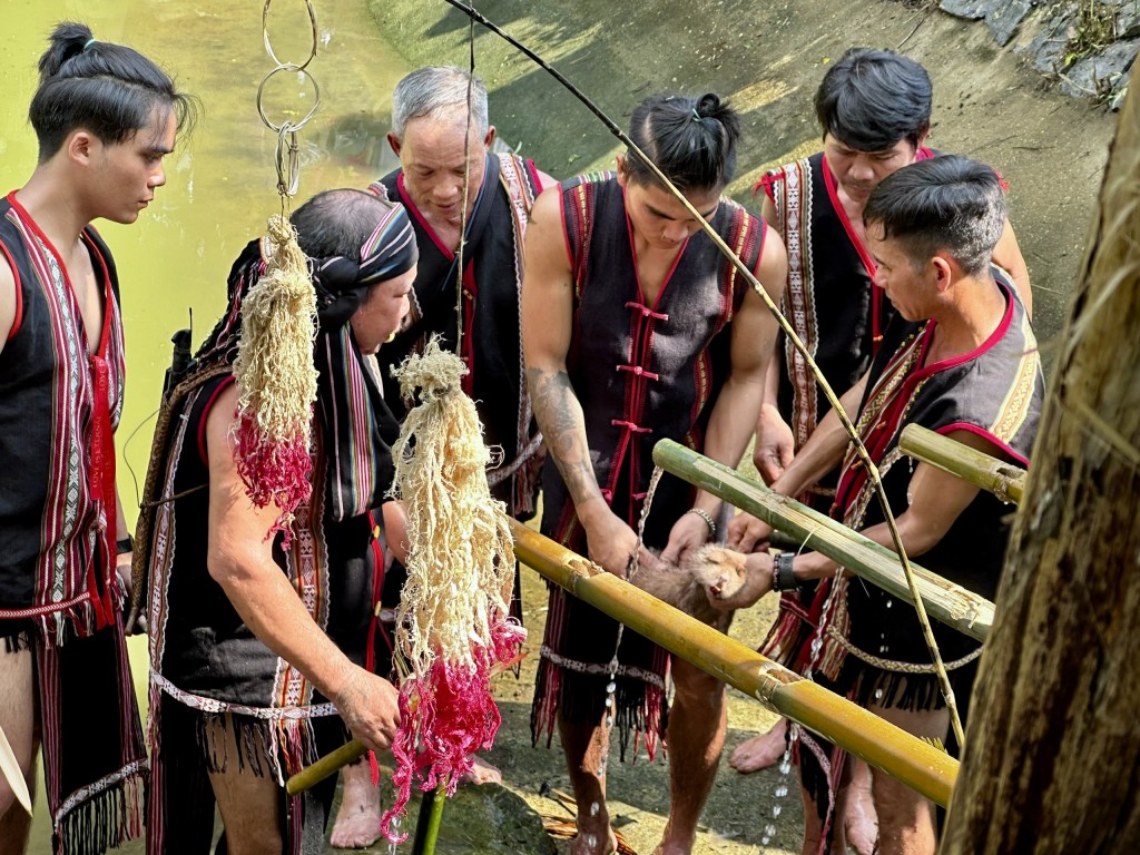 Với người Xơ Đăng (nhóm Xơ Teng), mạch nước rừng không chỉ là nguồn sống mà còn là hồn cốt thiêng liêng từ bao đời