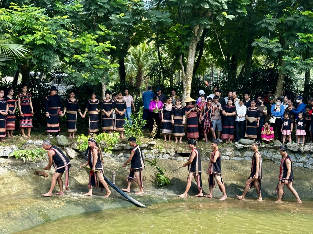 Theo quan niệm của người Xơ Đăng, con dúi là biểu tượng của sự tinh khiết và may mắn, vật hiến sinh không thể thiếu trong nghi lễ tạ ơn thần Nước