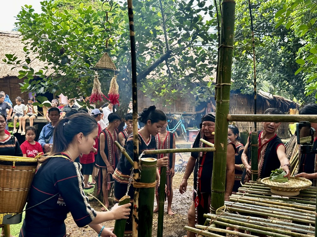  Những người phụ nữ Xơ Đăng hứng giọt nước đầu tiên sau lễ cúng, mang theo lời nguyện cầu về sức khỏe và bình an cho tổ ấm