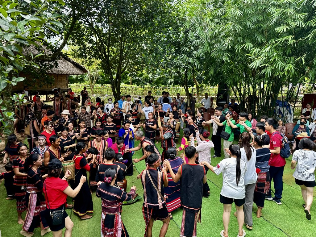 Phần hội của lễ cúng máng nước là dịp để dân làng quây quần bên ghè rượu cần, thắt chặt sợi dây đoàn kết cộng đồng