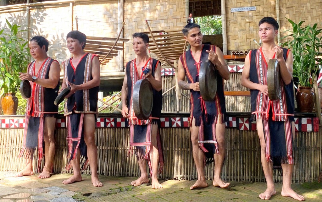 Các nghệ nhân người Xơ Đăng với phần biểu diễn nhạc cụ truyền thống