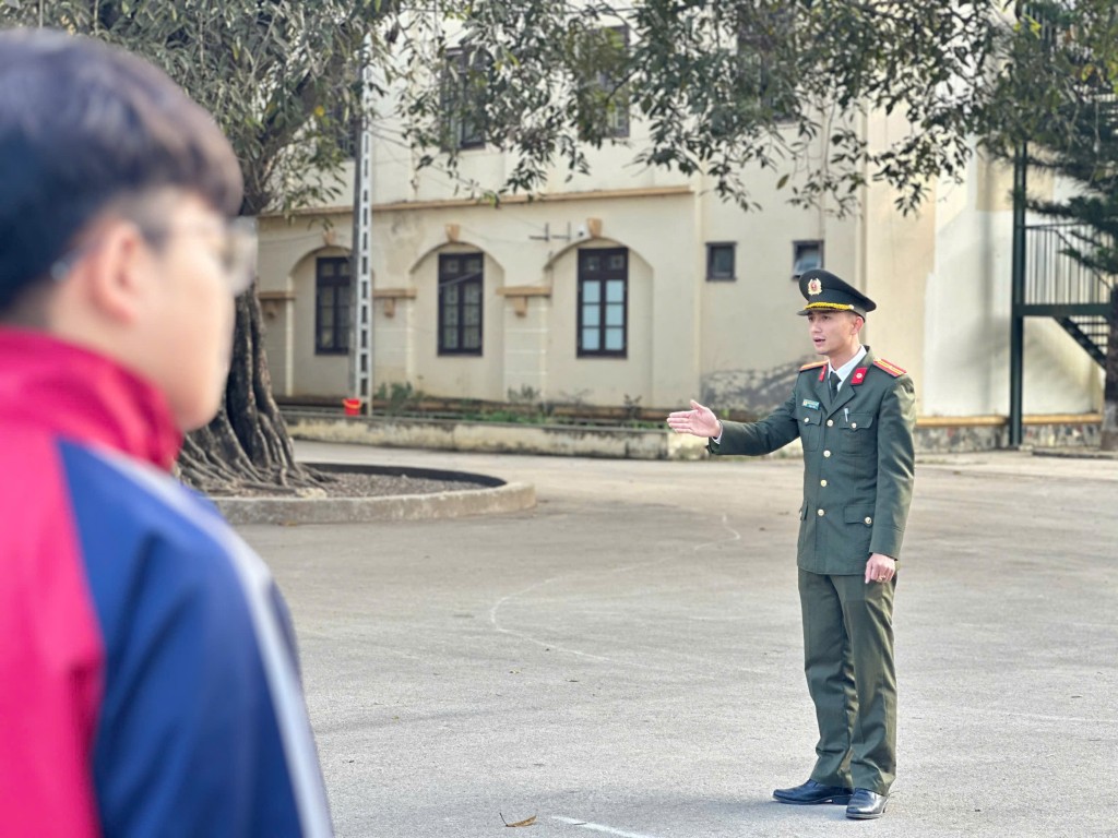 Các chiến sĩ công an dành tình yêu thương trọn vẹn tới các em nhỏ Các chiến sĩ công an dành tình yêu thương trọn vẹn tới các em nhỏ
