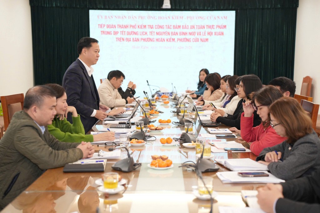 Ông Đặng Thanh Phong, Chi cục trưởng Chi cục An toàn vệ sinh thực phẩm Hà Nội làm trưởng đoàn kiểm tra liên ngành công tác an toàn thực phẩm làm việc với 2 phường Hoàn Kiếm và Cửa Nam. Ông Đặng Thanh Phong, Chi cục trưởng Chi cục An toàn vệ sinh thực phẩm Hà Nội làm trưởng đoàn kiểm tra liên ngành công tác an toàn thực phẩm làm việc với 2 phường Hoàn Kiếm và Cửa Nam.