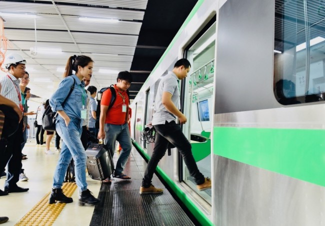 Những chuyến tàu mùa xuân kể câu chuyện văn minh đô thị