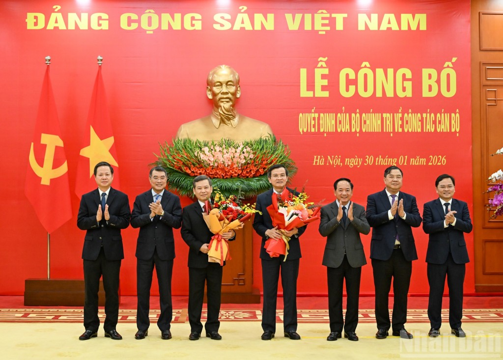 Lãnh đạo các ban Đảng, Văn phòng Trung ương Đảng chúc mừng đồng chí Lê Minh Trí và Đoàn Minh Huấn (Ảnh: Nhân dân) Lãnh đạo các ban Đảng, Văn phòng Trung ương Đảng chúc mừng đồng chí Lê Minh Trí và Đoàn Minh Huấn (Ảnh: Nhân dân)