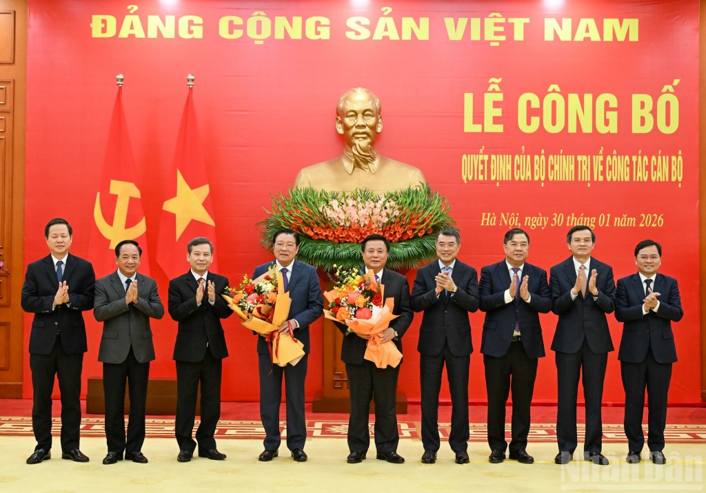 Lãnh đạo các ban Đảng, Văn phòng Trung ương Đảng chúc mừng đồng chí Phan Đình Trạc và Nguyễn Xuân Thắng (Ảnh: Nhân dân) Lãnh đạo các ban Đảng, Văn phòng Trung ương Đảng chúc mừng đồng chí Phan Đình Trạc và Nguyễn Xuân Thắng (Ảnh: Nhân dân)