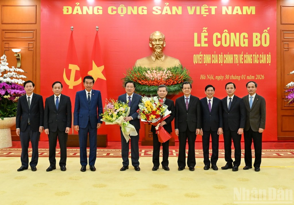 Ban Nội chính Trung ương chúc mừng đồng chí Lê Minh Trí và Phan Đình Trạc (Ảnh: Nhân dân) Ban Nội chính Trung ương chúc mừng đồng chí Lê Minh Trí và Phan Đình Trạc (Ảnh: Nhân dân)