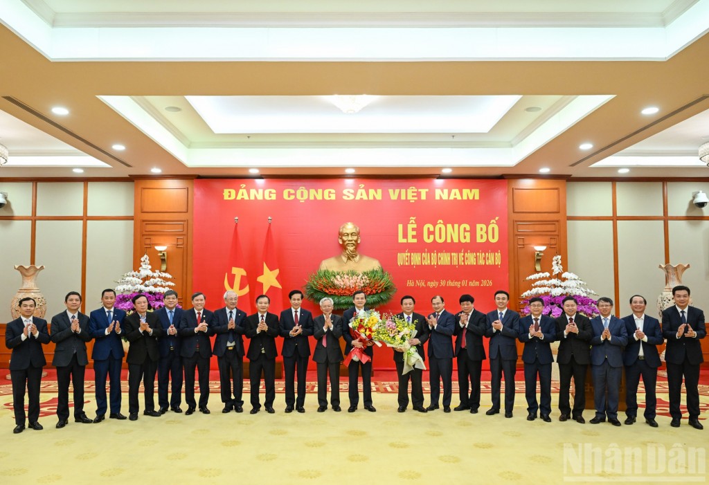 Học viện Chính trị Quốc gia Hồ Chí Minh chúc mừng đồng chí Đoàn Minh Huấn và Nguyễn Xuân Thắng (Ảnh: Nhân dân) Học viện Chính trị Quốc gia Hồ Chí Minh chúc mừng đồng chí Đoàn Minh Huấn và Nguyễn Xuân Thắng (Ảnh: Nhân dân)