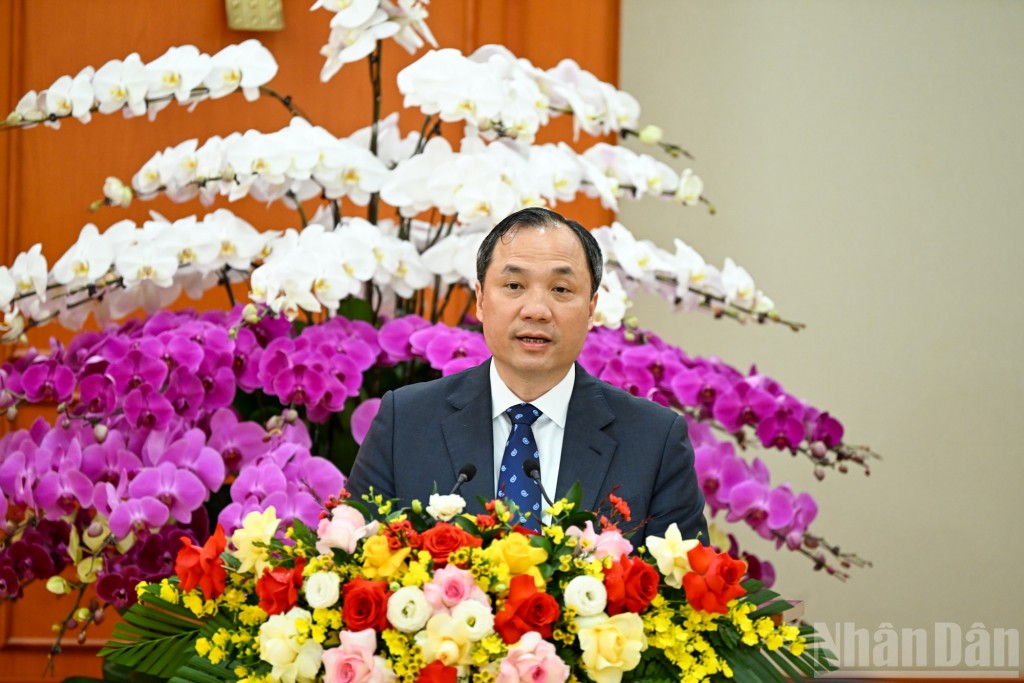 Phó Trưởng Ban Tổ chức Trung ương Hoàng Trung Dũng công bố các Quyết định của Bộ Chính trị về công tác cán bộ Phó Trưởng Ban Tổ chức Trung ương Hoàng Trung Dũng công bố các Quyết định của Bộ Chính trị về công tác cán bộ