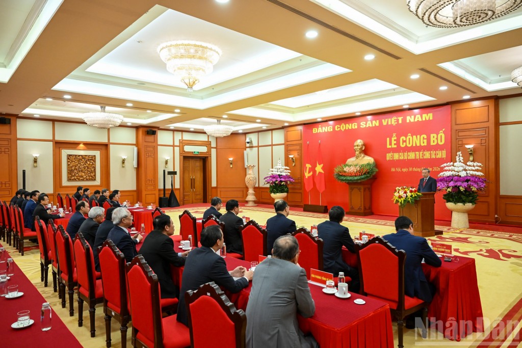 Quang cảnh Lễ công bố Quyết định của Bộ Chính trị về công tác cán bộ (Ảnh: Nhân dân) Quang cảnh Lễ công bố Quyết định của Bộ Chính trị về công tác cán bộ (Ảnh: Nhân dân)