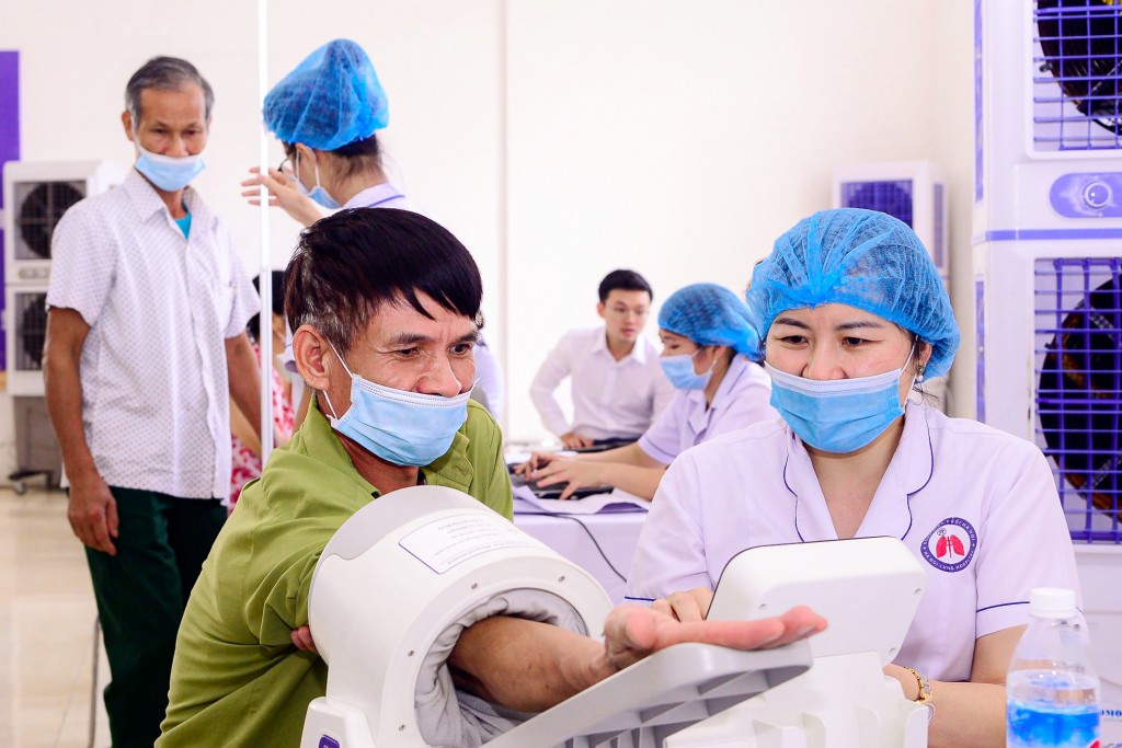 Người dân Mê Linh đến thăm khám bệnh