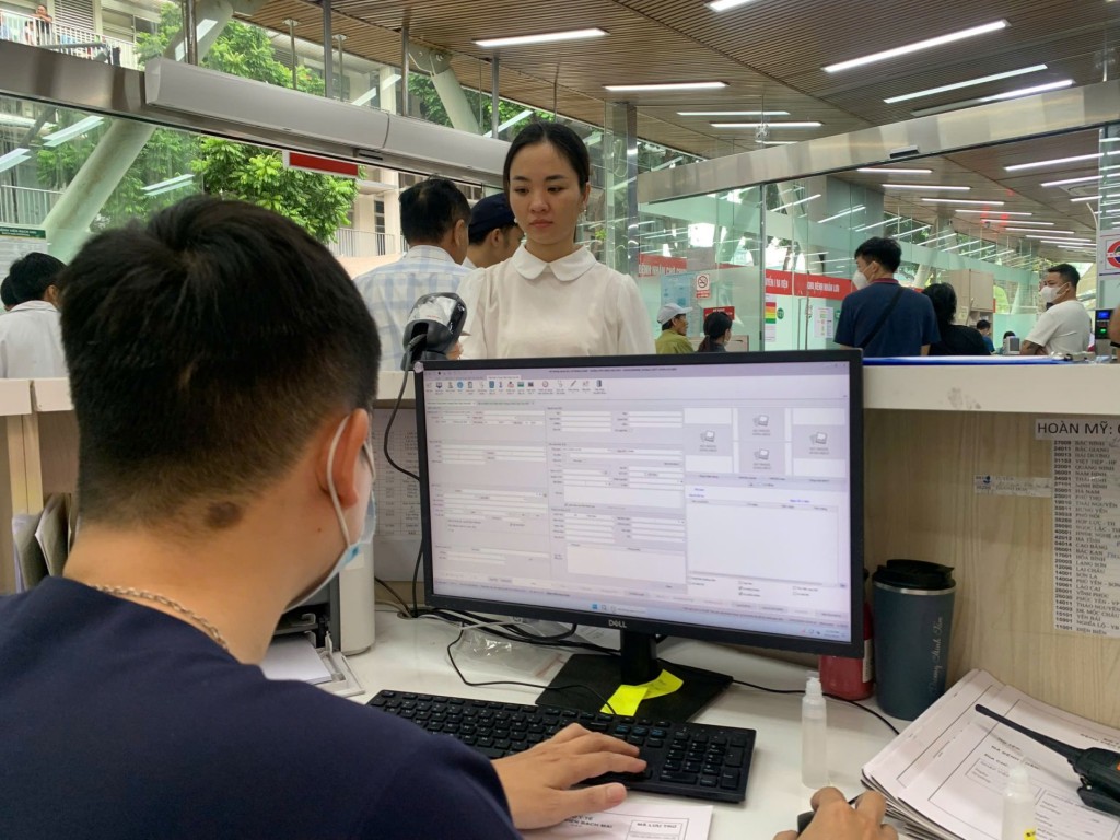Người bệnh chỉ cần quét căn cước để làm thủ tục đăng ký khám chữa bệnh tại Bệnh viện Bạch Mai