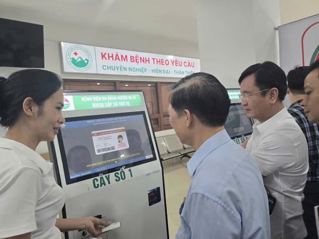 Kiosk cấp số thứ tự tự động tại Bệnh viên đa khoa Ba Vì