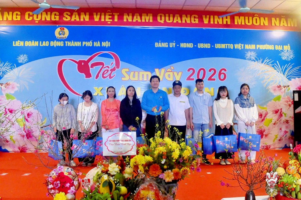 Đại diện lãnh đạo Uỷ ban MTTQ Việt Nam phường Đại Mỗ và Công đoàn cơ sở tặng quà Tết Bính Ngọ cho người lao động, hội viên, đoàn viên, hộ gia đình có hoàn cảnh khó khăn trên địa bàn phường