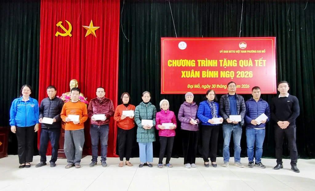 Lãnh đạo Uỷ ban MTTQ Việt Nam phường cùng đại diện Quỹ Thiện tâm trao quà Tết cho các gia đình có hoàn cảnh khó khăn và người khuyết tật trên địa bàn phường