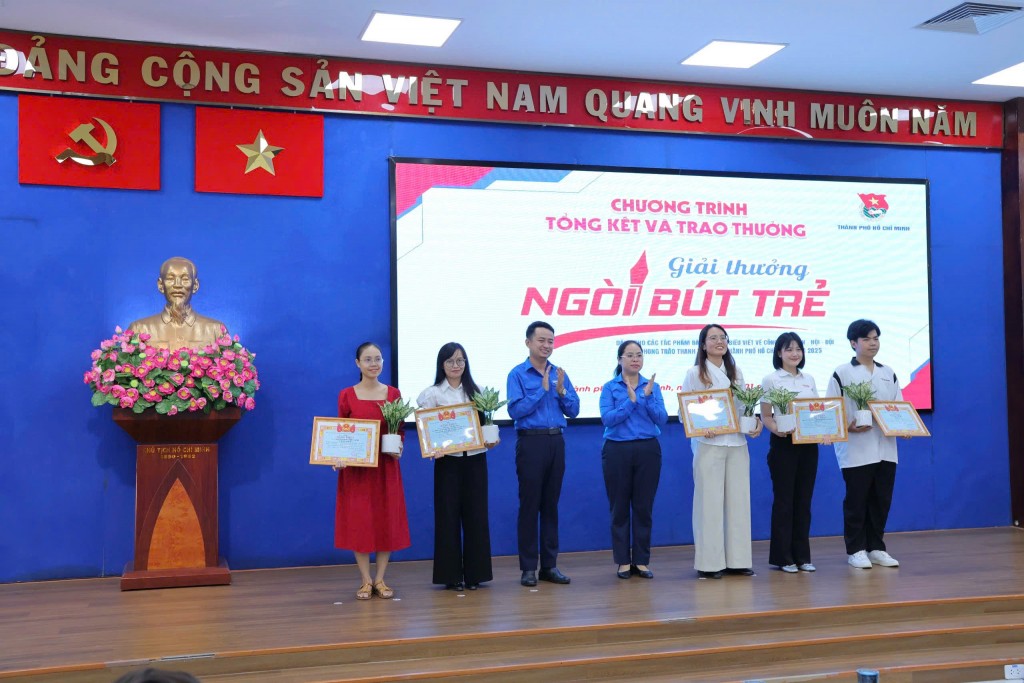 Đại diện Báo Tuổi trẻ Thủ đô (thứ 3 từ trái sang)và tác giả đạt giả năm nay Đại diện Báo Tuổi trẻ Thủ đô (thứ 3 từ trái sang)và tác giả đạt giả năm nay