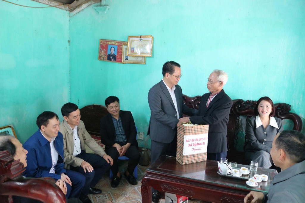 Đồng chí Bùi Mạnh Thắng, Phó bí thư Đảng ủy, Chủ tịch UBND xã Quảng Bị cùng đoàn công tác tặng quà cho người có công trên địa bàn Đồng chí Bùi Mạnh Thắng, Phó bí thư Đảng ủy, Chủ tịch UBND xã Quảng Bị cùng đoàn công tác tặng quà cho người có công trên địa bàn