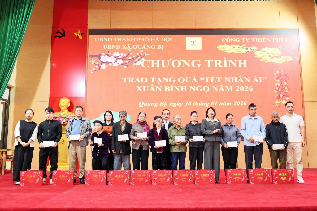 Đồng chí Tô Thị Đào, Uỷ viên BTV Đảng ủy, Phó Chủ tịch UBND xã tặng quà cho các hộ gia đình có hoàn cảnh khó khăn Đồng chí Tô Thị Đào, Uỷ viên BTV Đảng ủy, Phó Chủ tịch UBND xã tặng quà cho các hộ gia đình có hoàn cảnh khó khăn