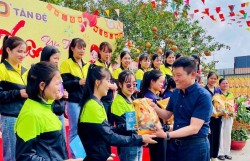 Công ty Tân Đệ trao quà Tết và thưởng lương tháng 13, 14, 15 cho người lao động