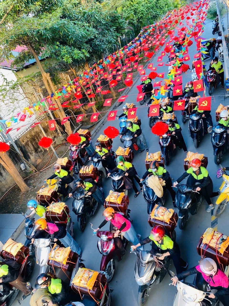 Tân Đệ trao quà Tết và thưởng lương tháng 13, 14, 15 cho người lao động Tân Đệ trao quà Tết và thưởng lương tháng 13, 14, 15 cho người lao động