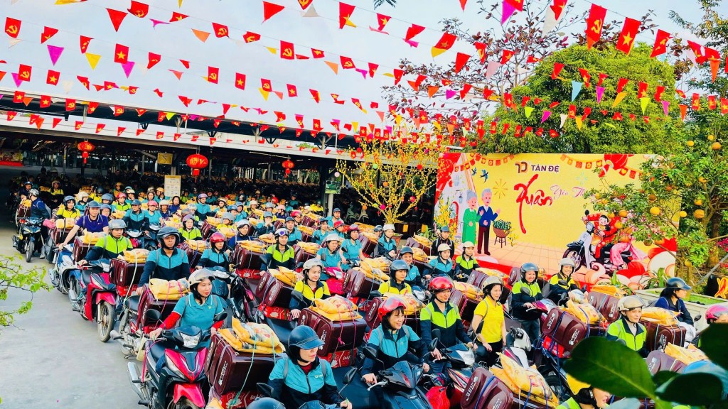 Tân Đệ trao quà Tết và thưởng lương tháng 13, 14, 15 cho người lao động Tân Đệ trao quà Tết và thưởng lương tháng 13, 14, 15 cho người lao động