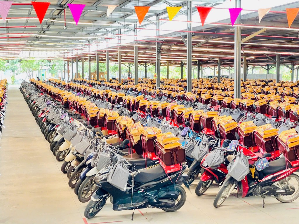 Tân Đệ trao quà Tết và thưởng lương tháng 13, 14, 15 cho người lao động Tân Đệ trao quà Tết và thưởng lương tháng 13, 14, 15 cho người lao động