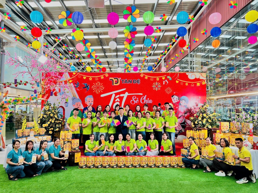 Tân Đệ trao quà Tết và thưởng lương tháng 13, 14, 15 cho người lao động Tân Đệ trao quà Tết và thưởng lương tháng 13, 14, 15 cho người lao động