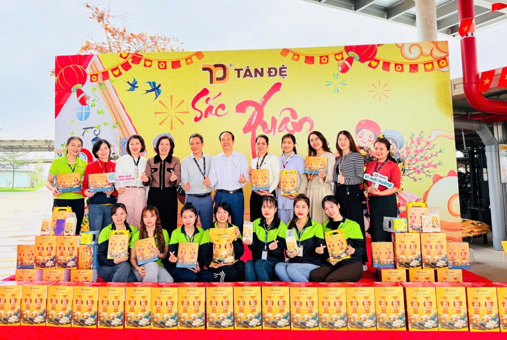 Lãnh đạo Công ty Tân Đệ trao quà Tết, lan tỏa niềm vui và động lực đầu Xuân đến người lao động Lãnh đạo Công ty Tân Đệ trao quà Tết, lan tỏa niềm vui và động lực đầu Xuân đến người lao động