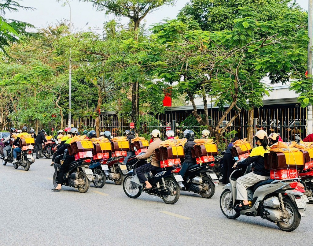 Tân Đệ trao quà Tết và thưởng lương tháng 13, 14, 15 cho người lao động Tân Đệ trao quà Tết và thưởng lương tháng 13, 14, 15 cho người lao động