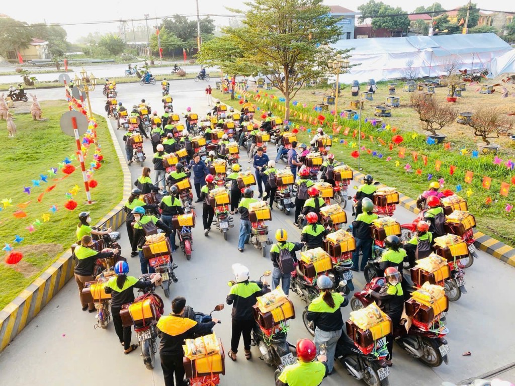 Tân Đệ trao quà Tết và thưởng lương tháng 13, 14, 15 cho người lao động Tân Đệ trao quà Tết và thưởng lương tháng 13, 14, 15 cho người lao động