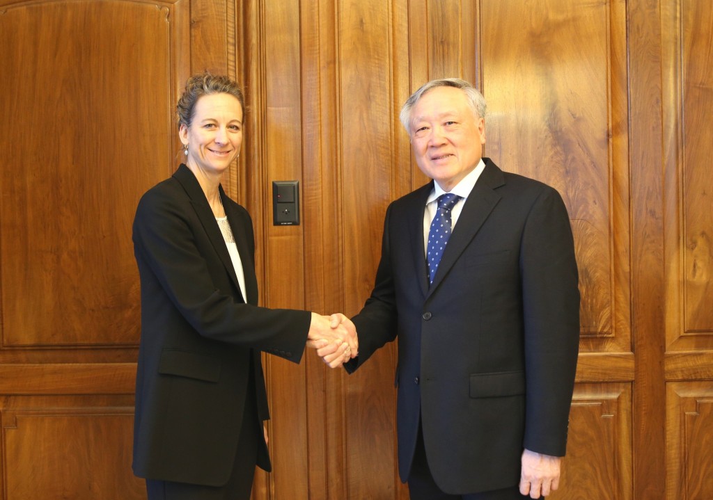 Phó Thủ tướng Thường trực Chính phủ Nguyễn Hoà Bình làm việc với bà Rosmarie Schlup, thành viên Hội đồng Thống đốc Ngân hàng Trung ương Thụy Sĩ - Ảnh: VGP/Nguyễn Hoàng Phó Thủ tướng Thường trực Chính phủ Nguyễn Hoà Bình làm việc với bà Rosmarie Schlup, thành viên Hội đồng Thống đốc Ngân hàng Trung ương Thụy Sĩ - Ảnh: VGP/Nguyễn Hoàng