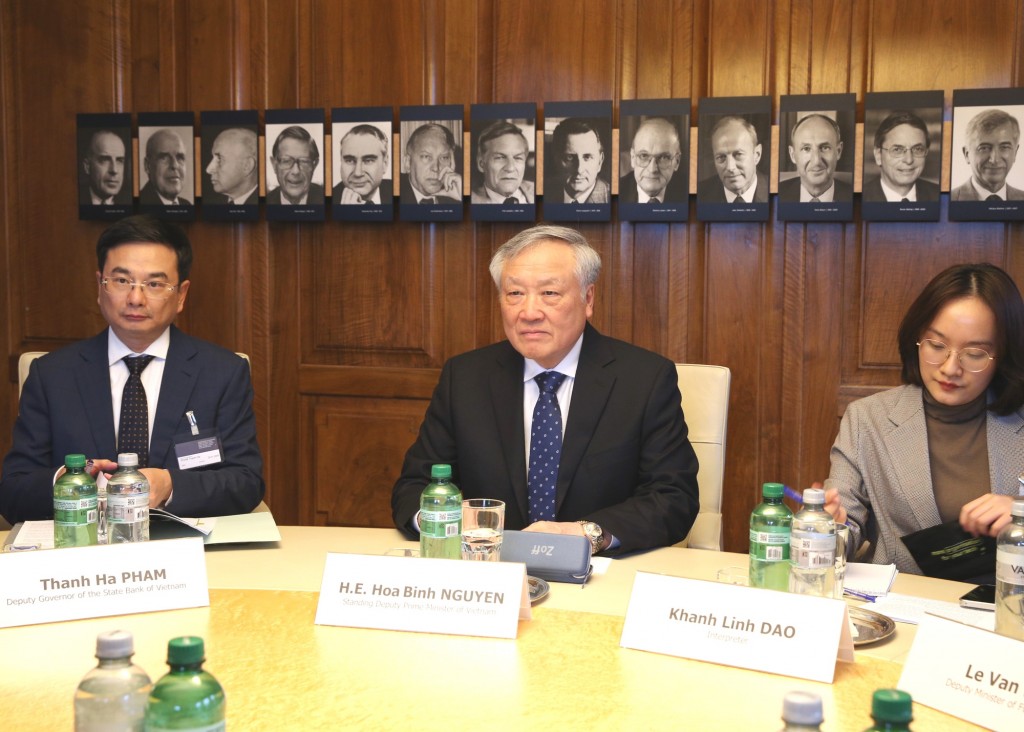 Phó Thủ tướng Thường trực Chính phủ Nguyễn Hòa Bình khẳng định Việt Nam sẽ tiếp tục xây dựng khuôn khổ pháp lý, tạo môi trường thuận lợi và kêu gọi các doanh nghiệp Thụy Sĩ tăng cường đầu tư và kinh doanh tại Việt Nam - Ảnh: VGP/Nguyễn Hoàng Phó Thủ tướng Thường trực Chính phủ Nguyễn Hòa Bình khẳng định Việt Nam sẽ tiếp tục xây dựng khuôn khổ pháp lý, tạo môi trường thuận lợi và kêu gọi các doanh nghiệp Thụy Sĩ tăng cường đầu tư và kinh doanh tại Việt Nam - Ảnh: VGP/Nguyễn Hoàng